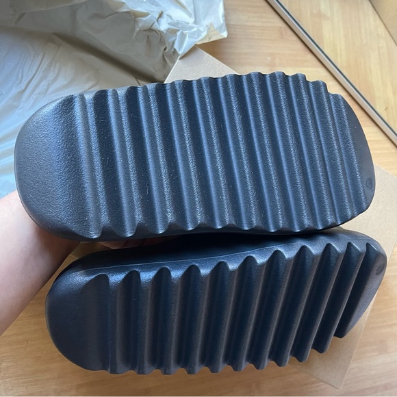 Yeezy slide “onyx” NWT - Picture 3 of 11